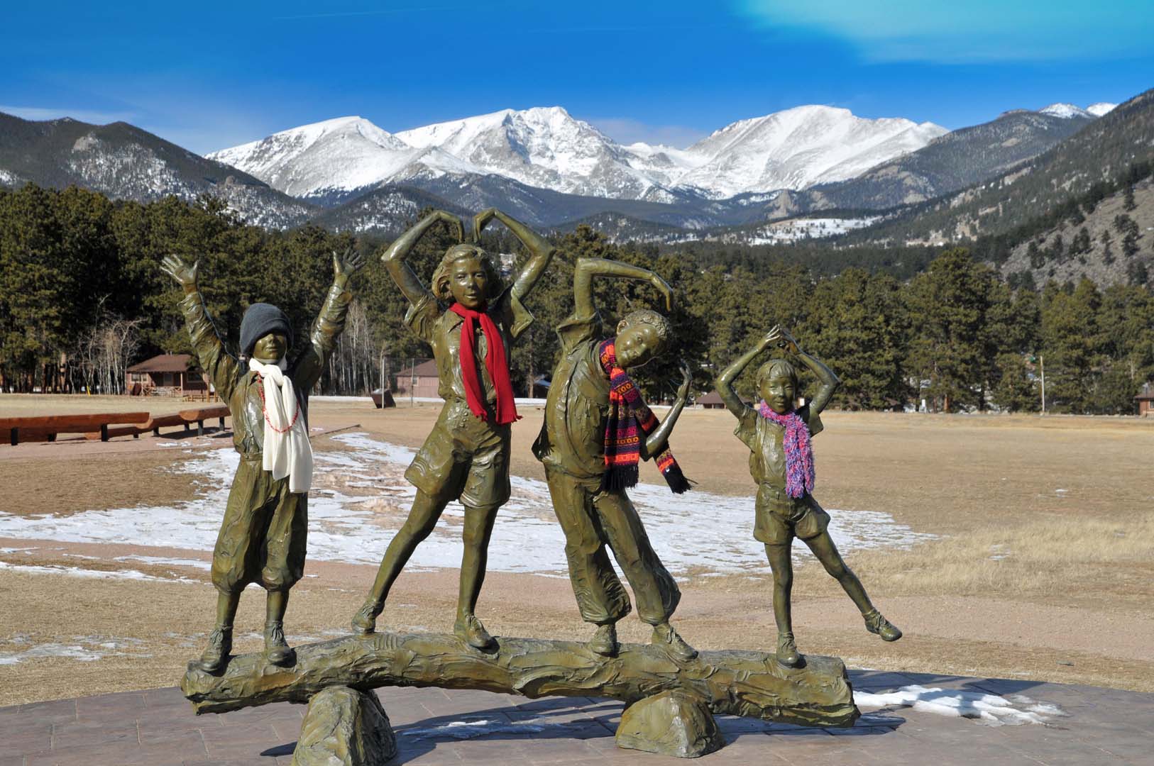 Estatuas danzantes vestidas para el invierno