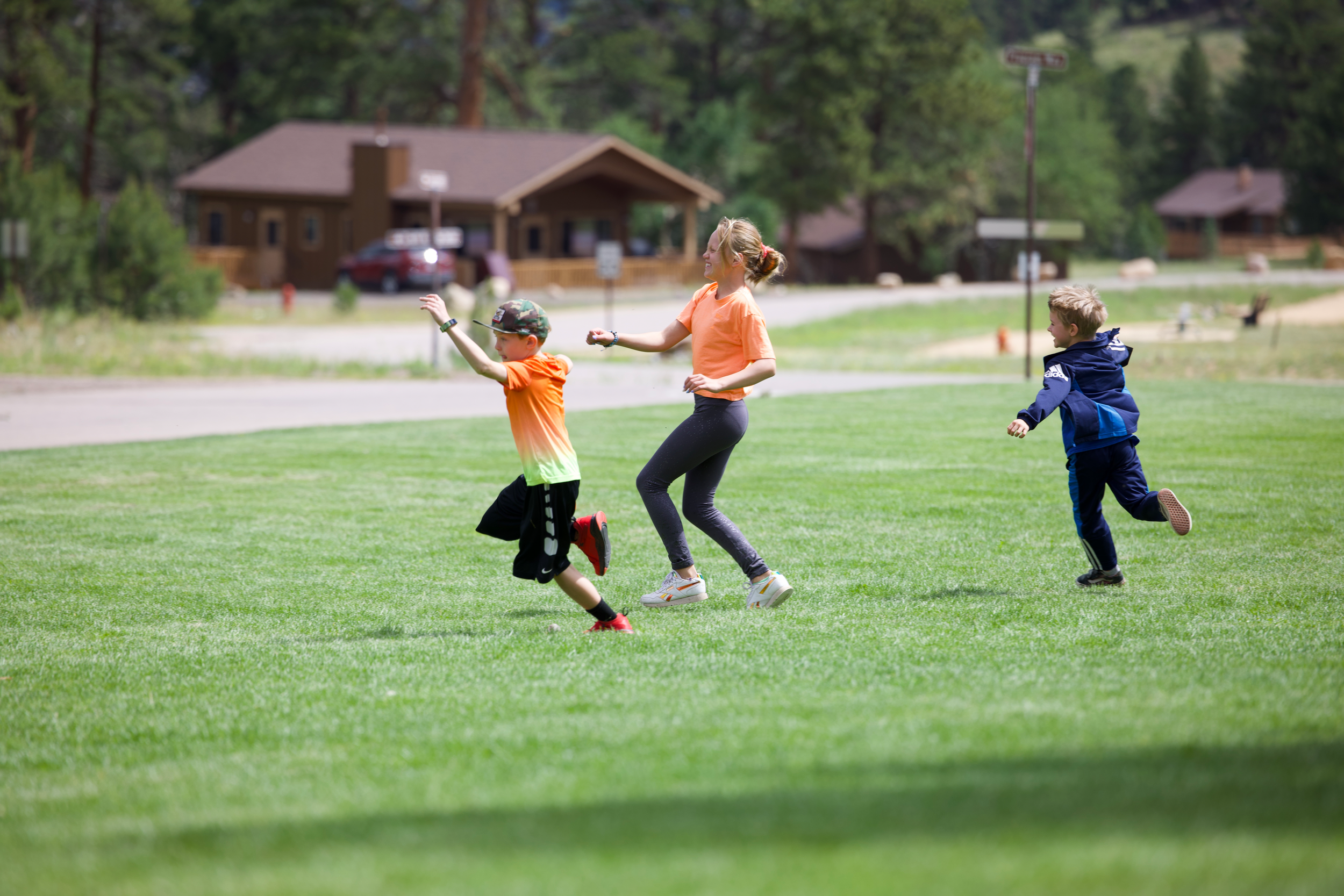 niños corriendo sobre el césped