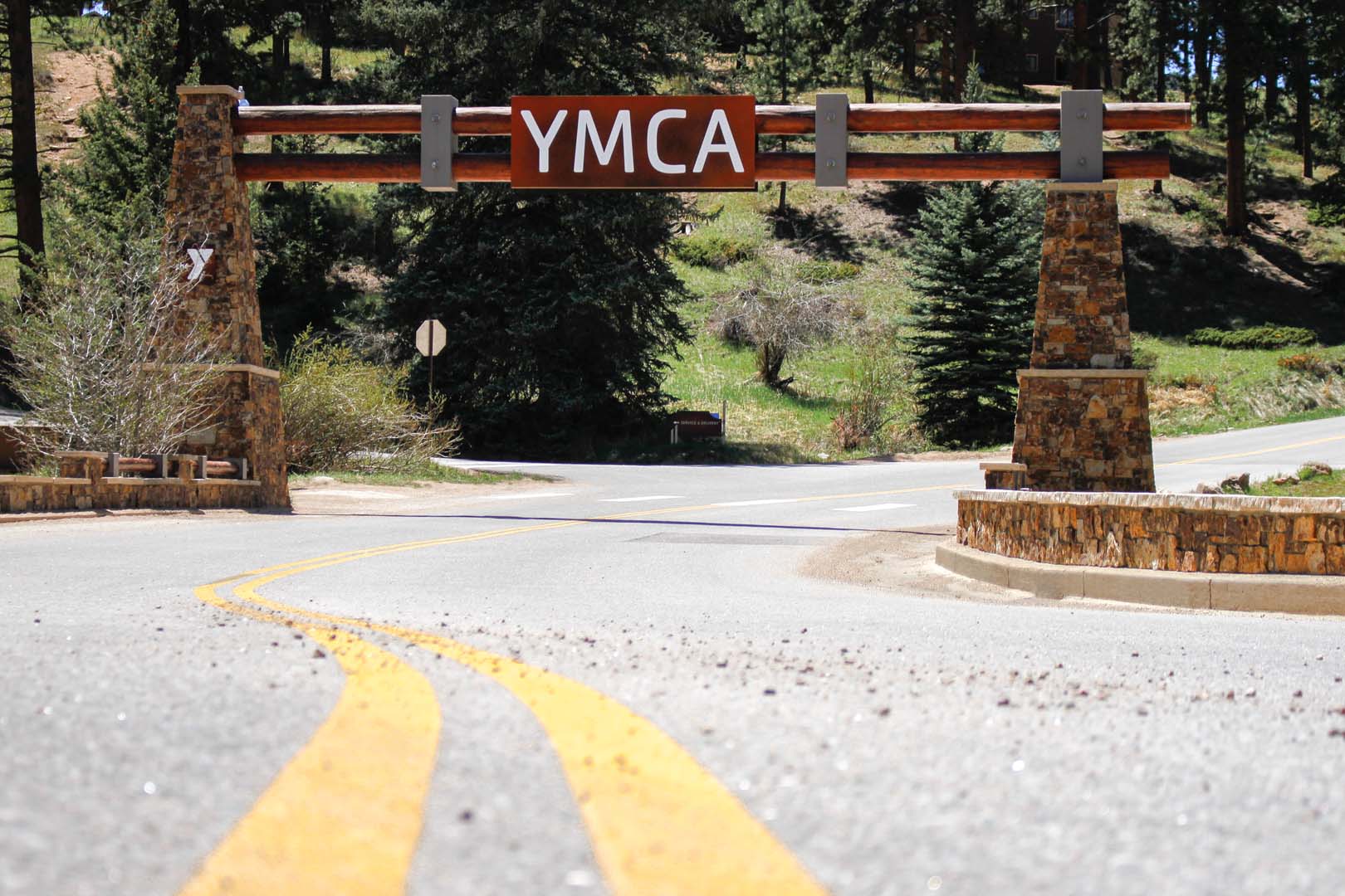 Entrada de YMCA y vista de la calle