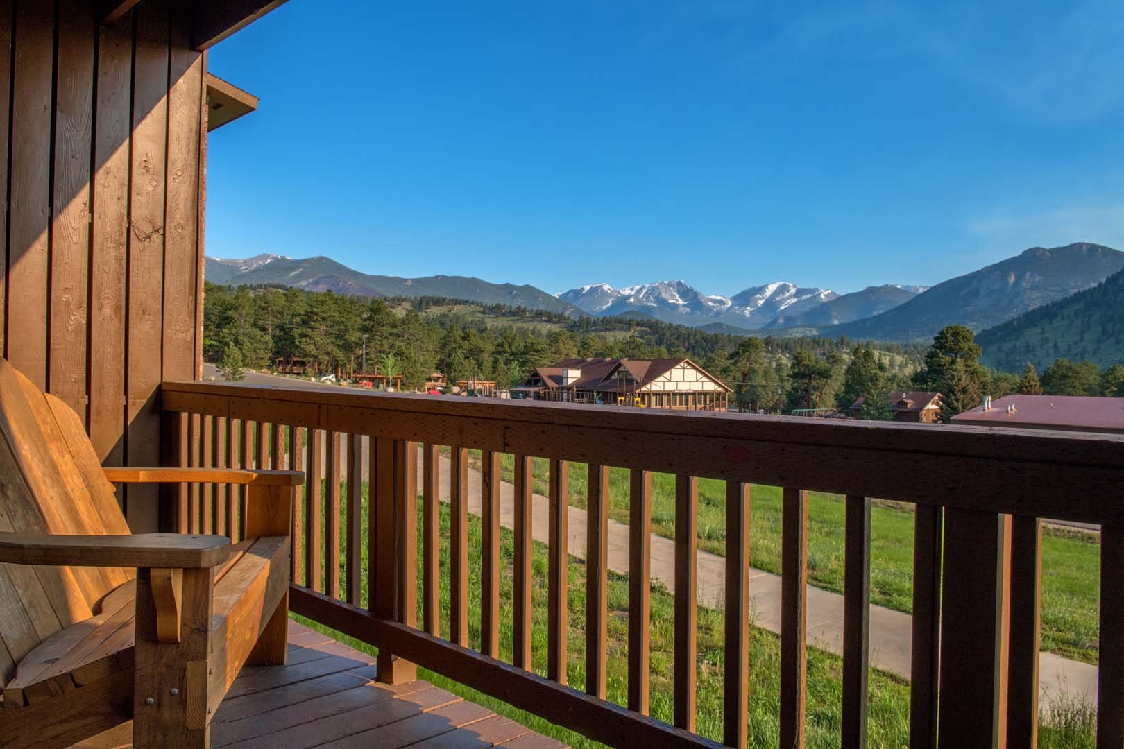 Video desde el balcón de la habitación estilo lodge con vista a las montañas.