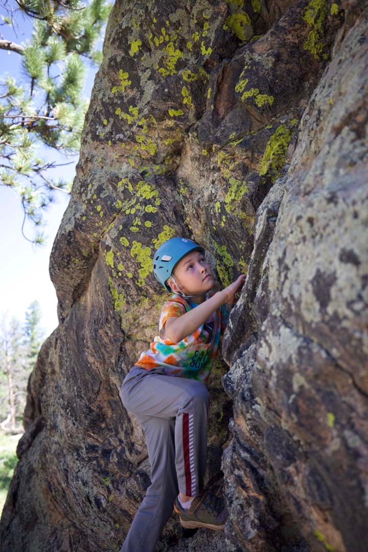 chica escalando libremente en rocas