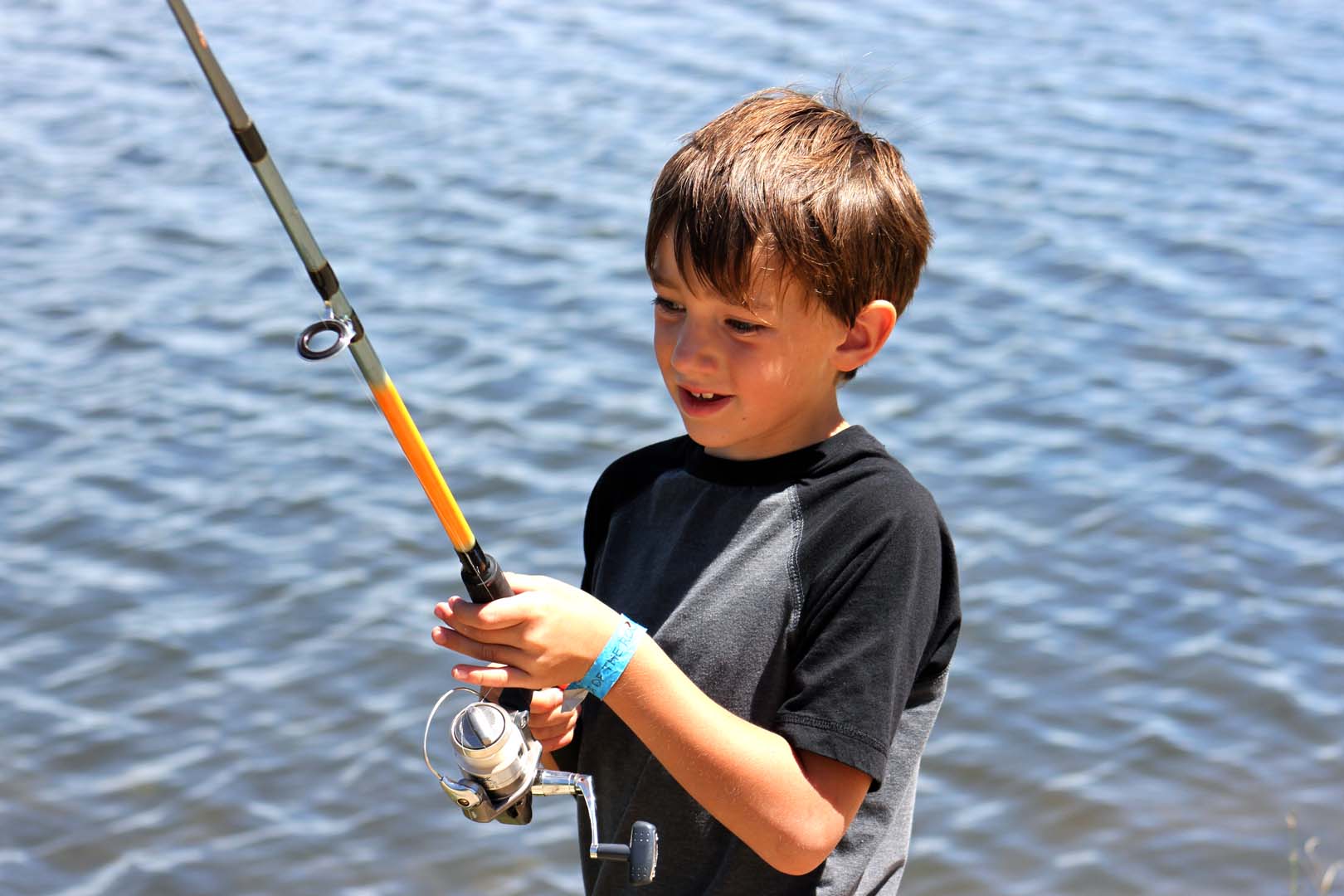 Niño pescando