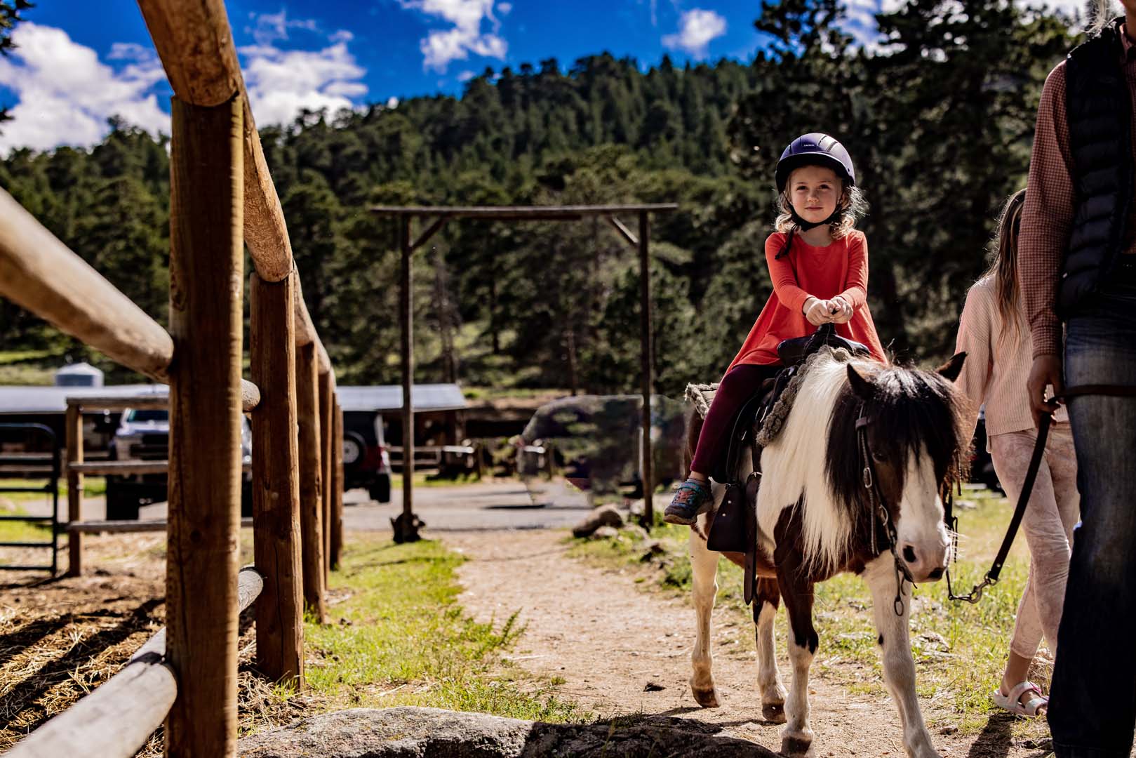 niña montando un pony