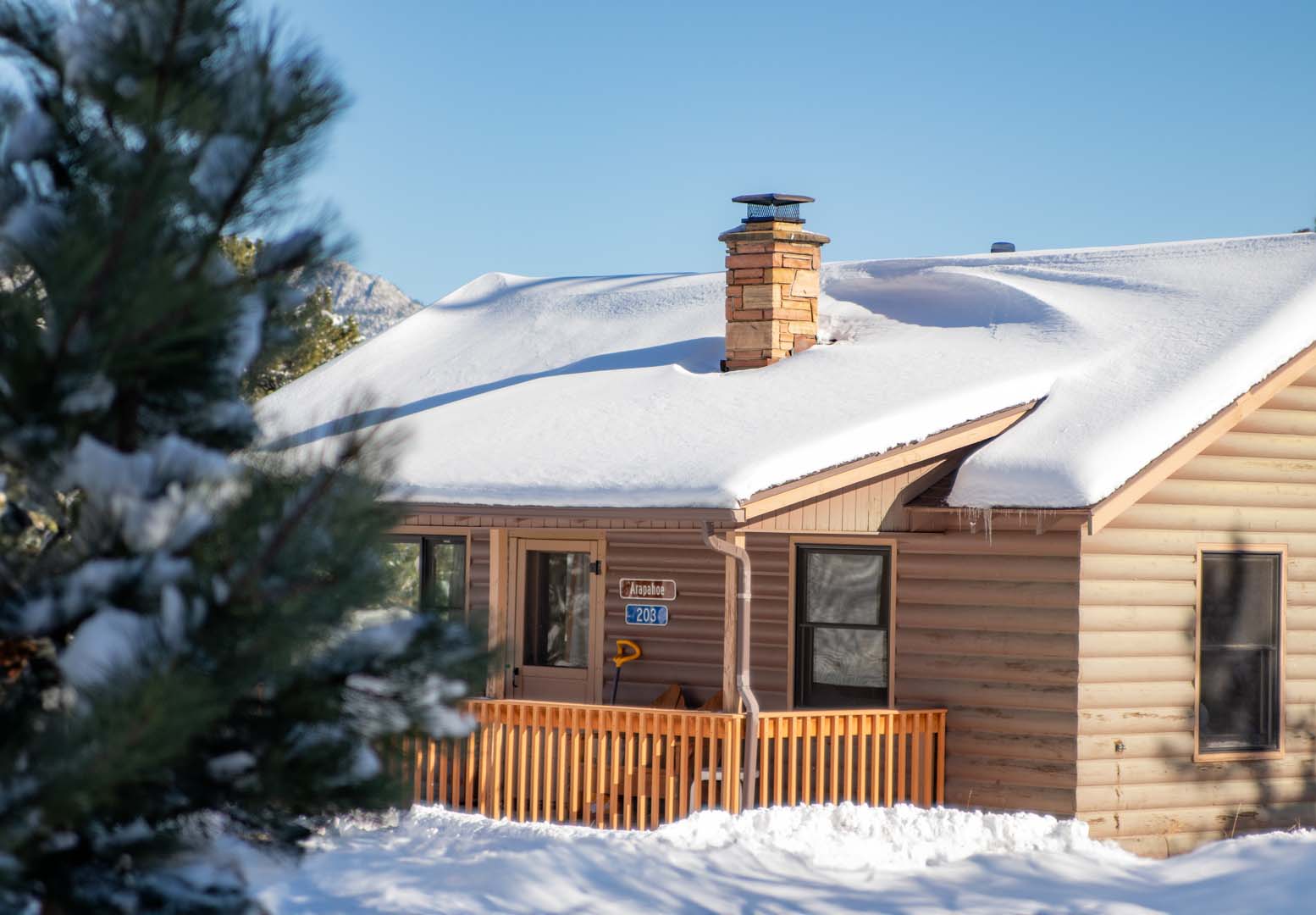 cabaña cubierta de nieve