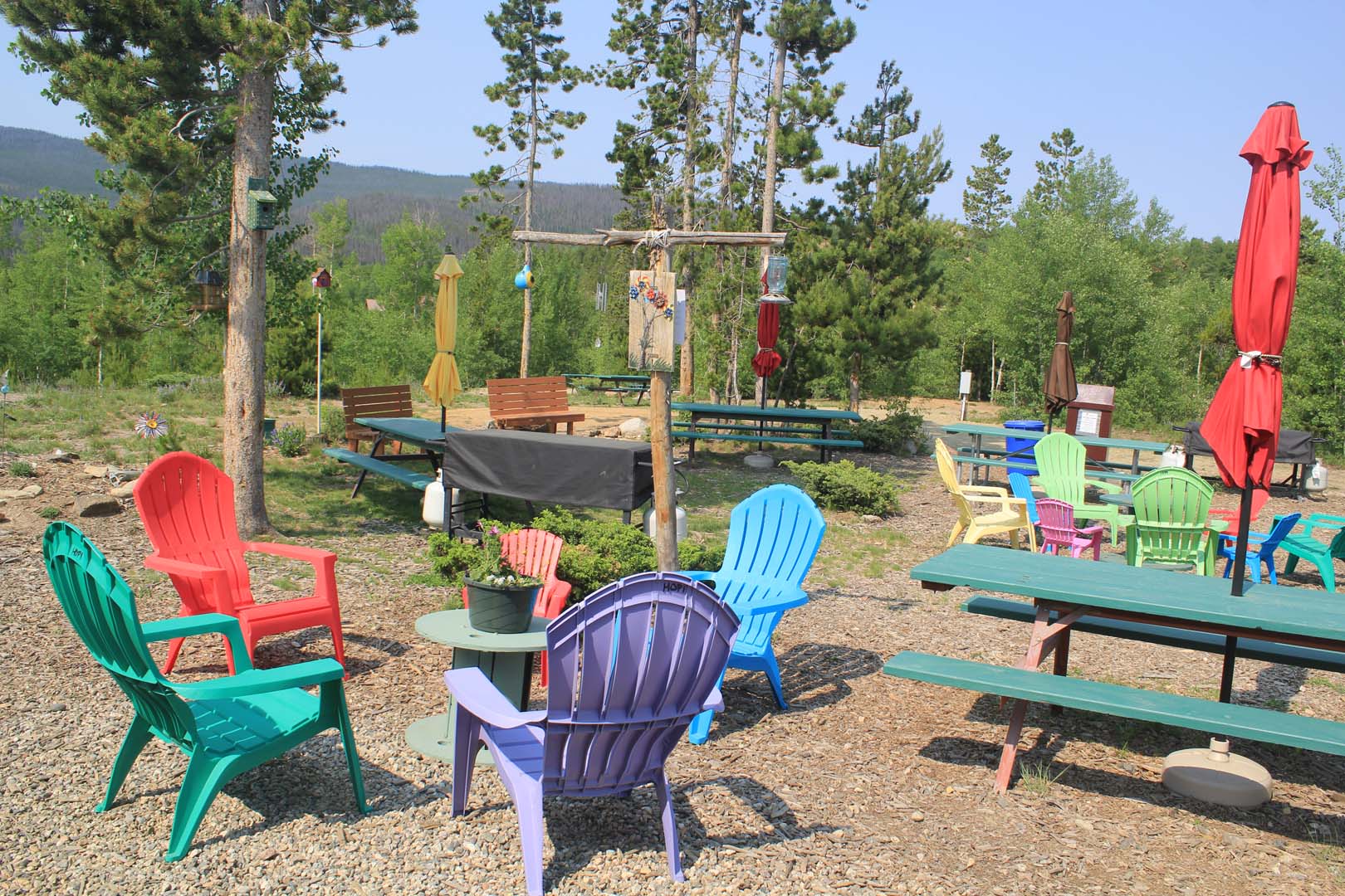 zona para sentarse afuera en el campamento