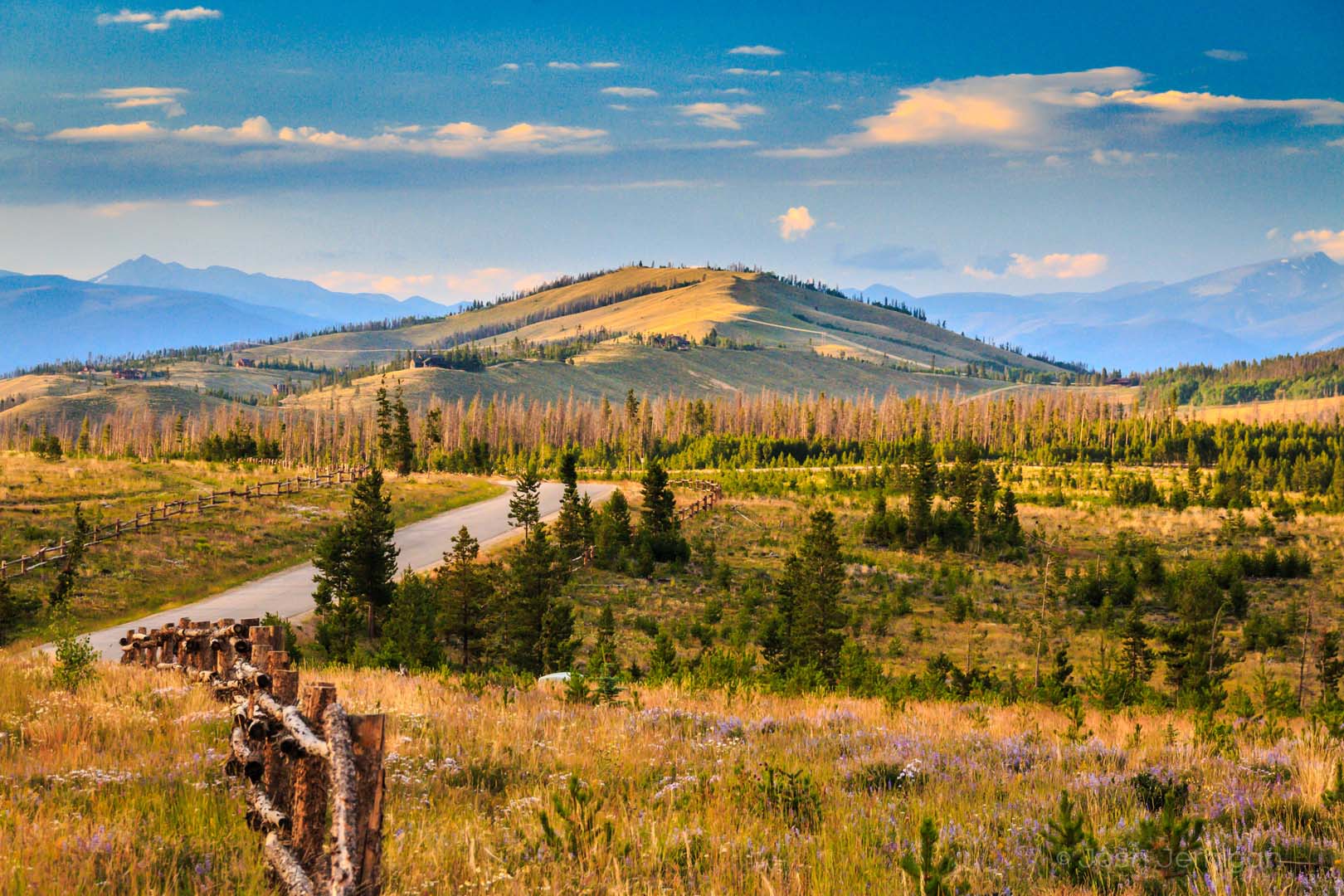 vista de las montañas y la carretera