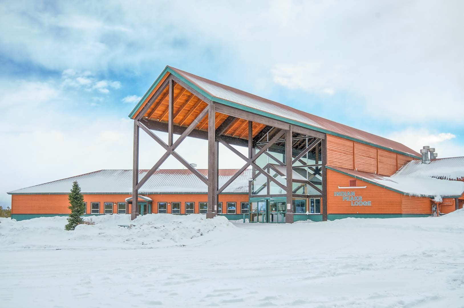 albergue con nieve en la cima