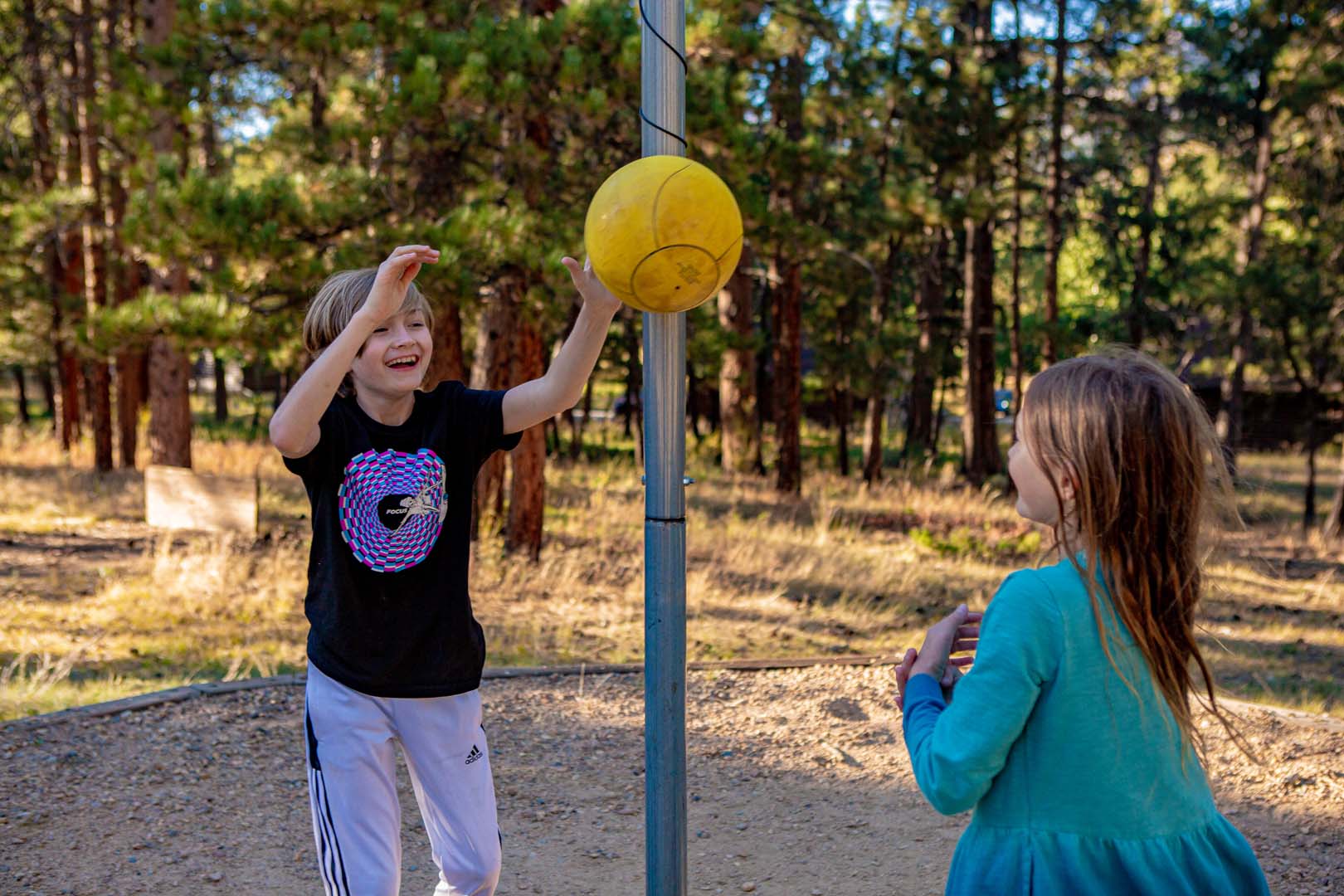 niños jugando afuera con una pelota