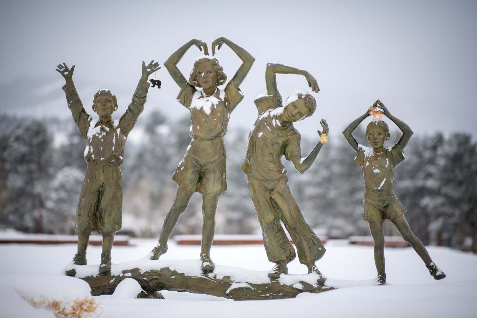 Estatua de niños con nieve.