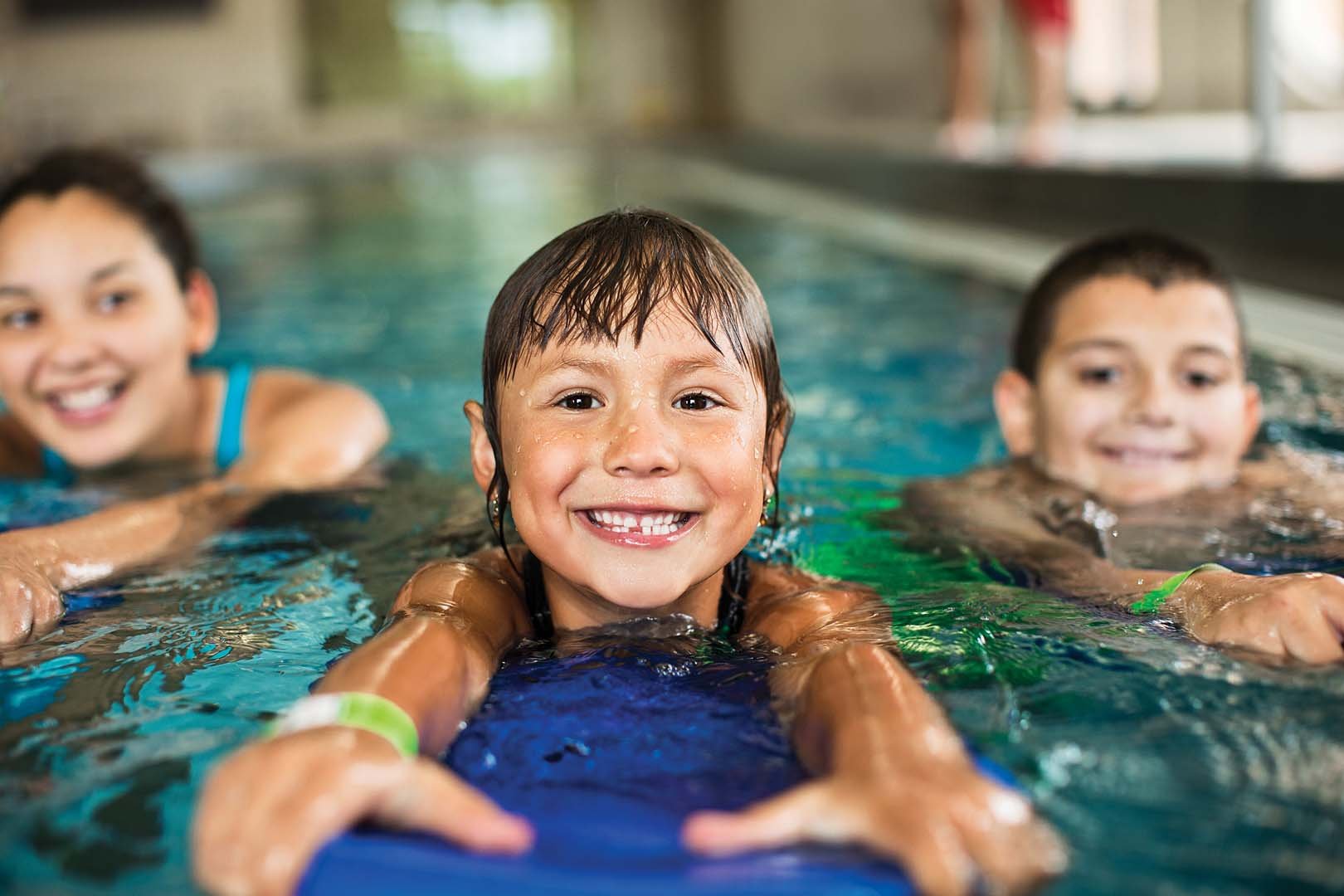 niños nadando en la piscina