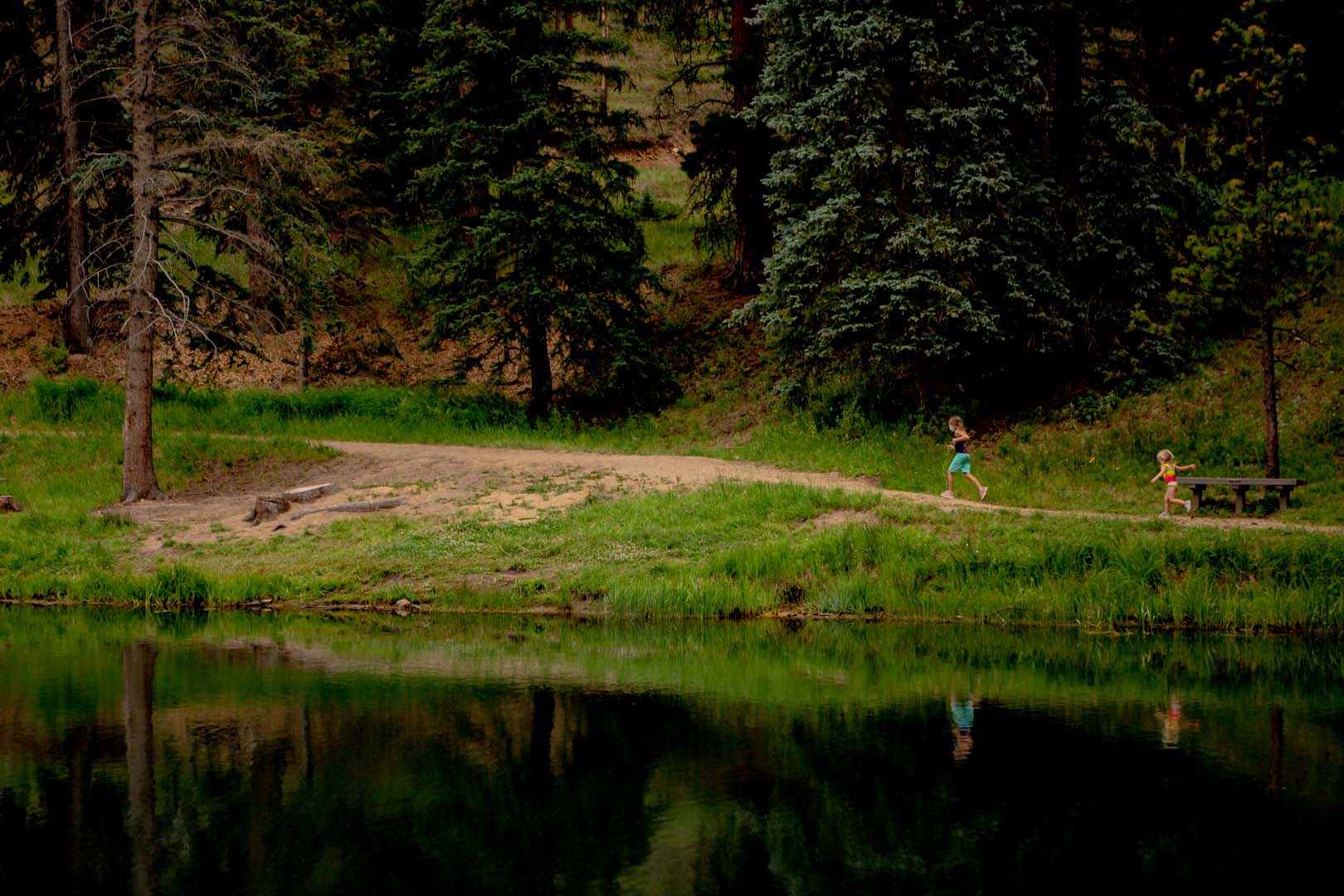 niños corriendo por el agua