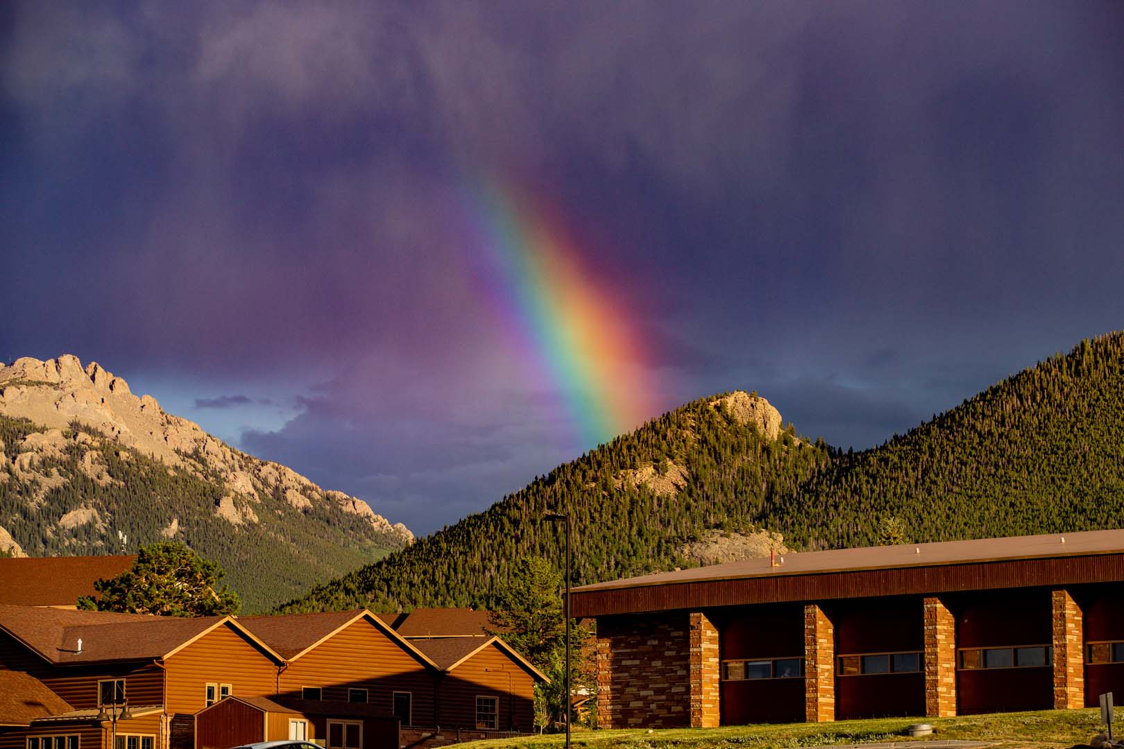 Lodges con montañas y un arco iris.