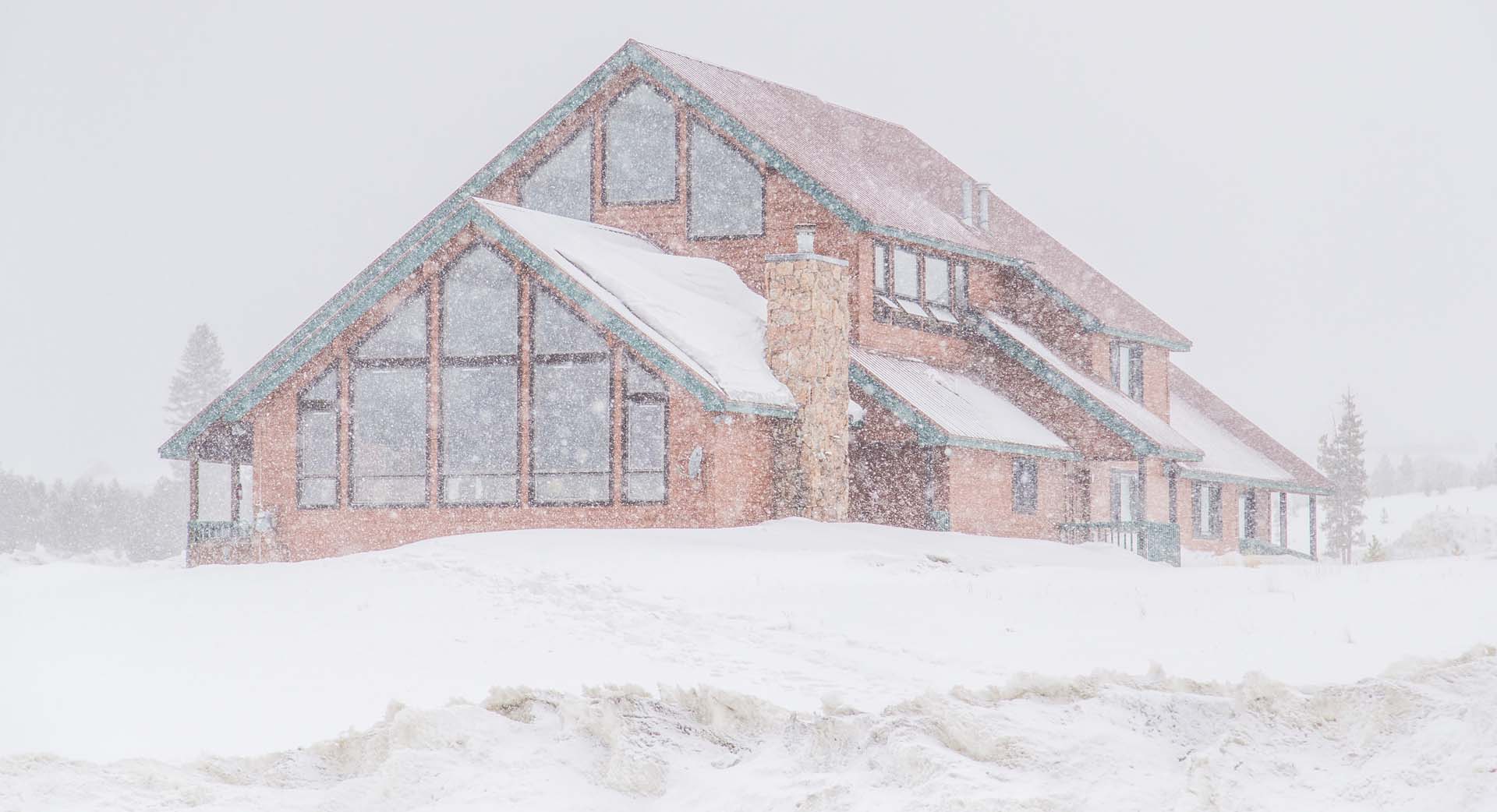 cabaña en la nieve