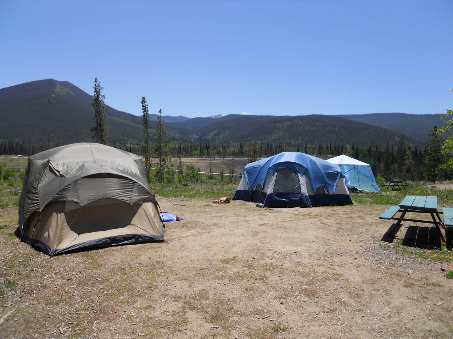 tres tiendas de campaña instaladas en el campamento