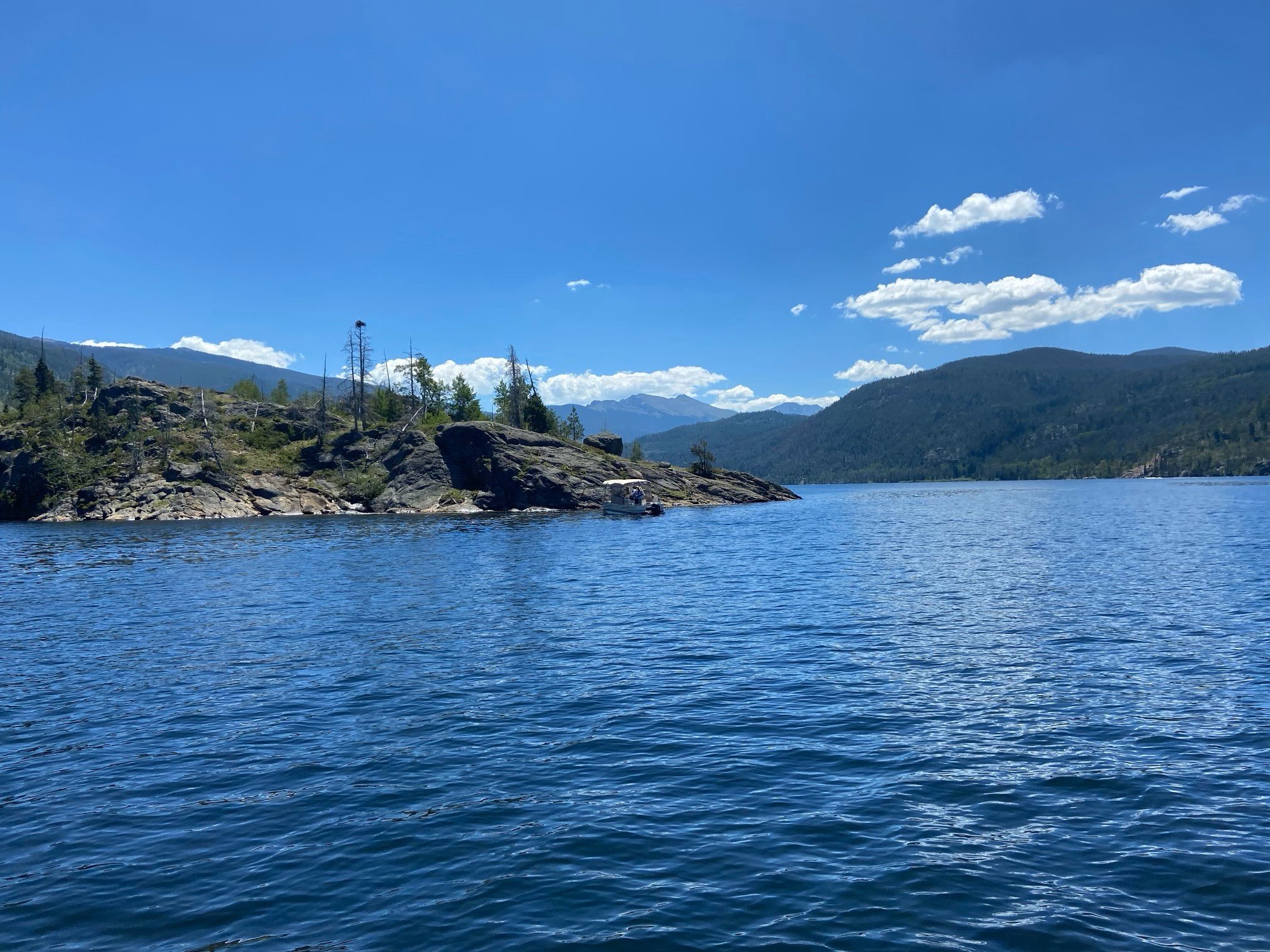 lago y montañas