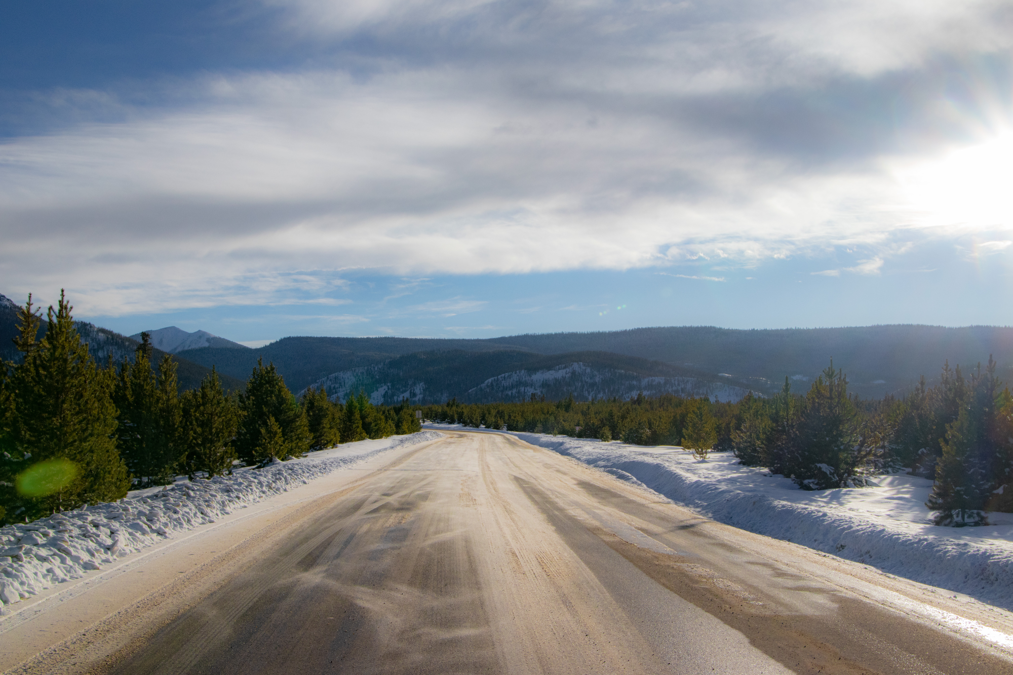 Camino en invierno con montañas.