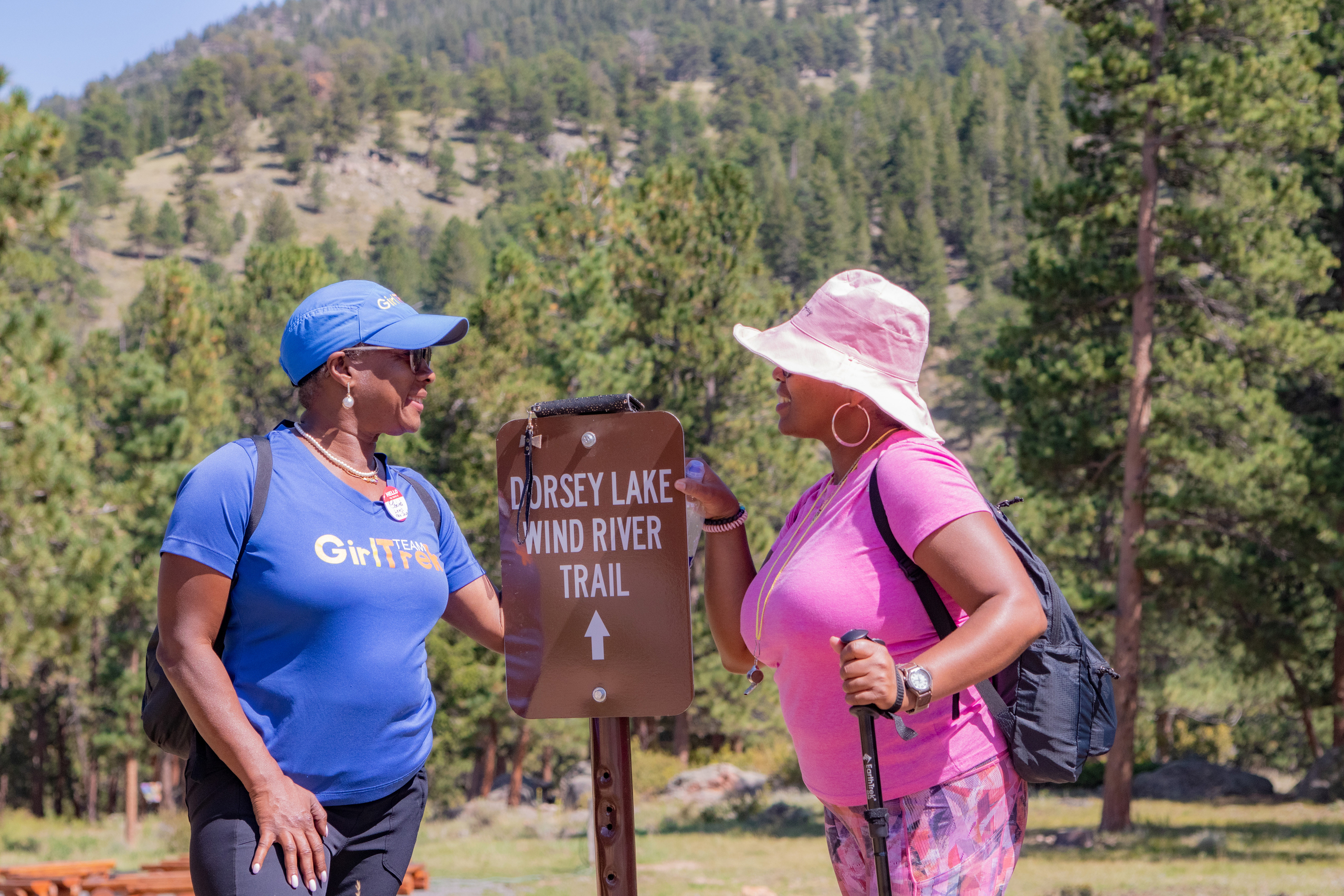 dos mujeres en un sendero para caminar