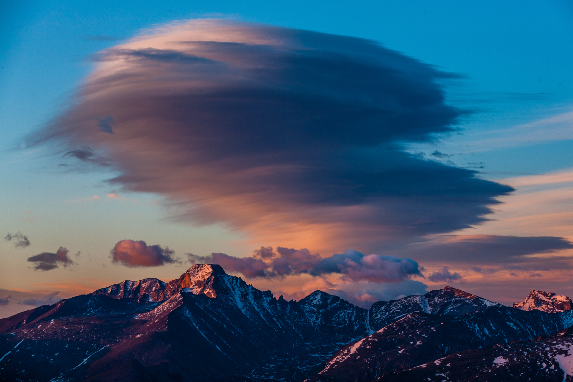 montañas y nubes al atardecer