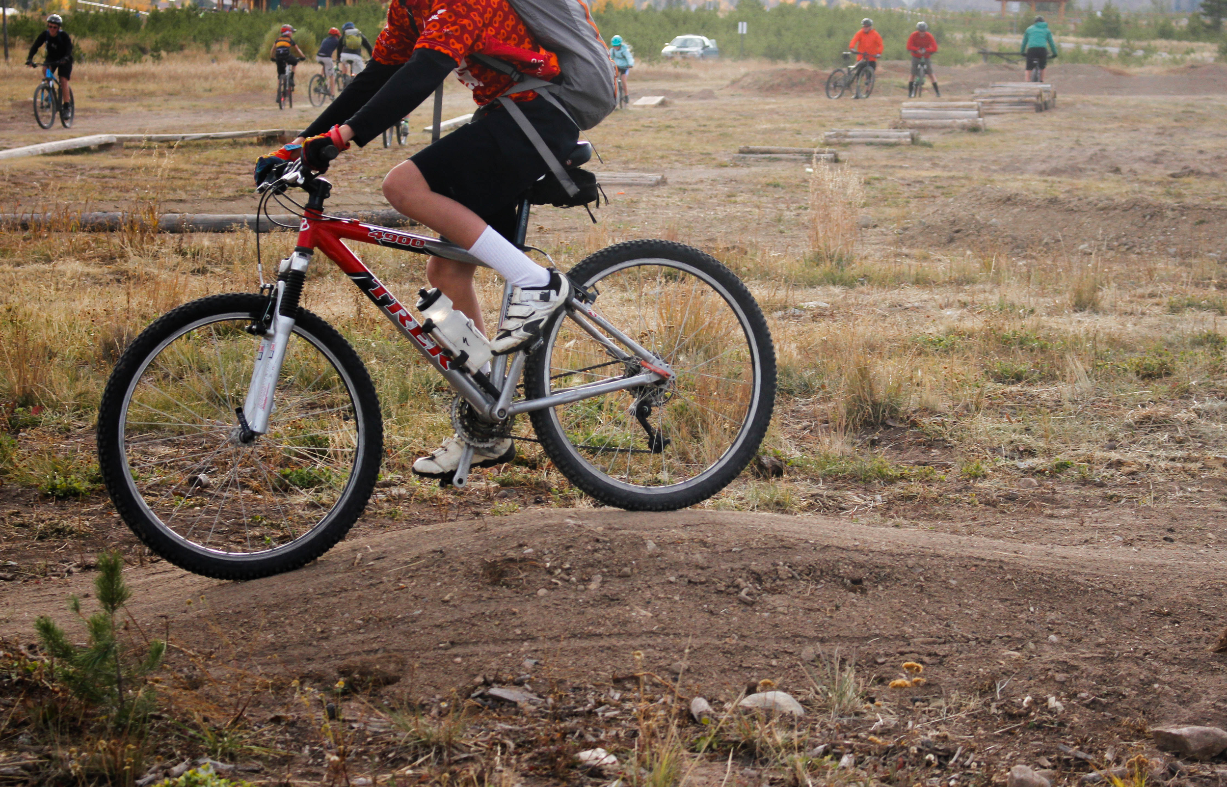 hombre en bicicleta en la grava