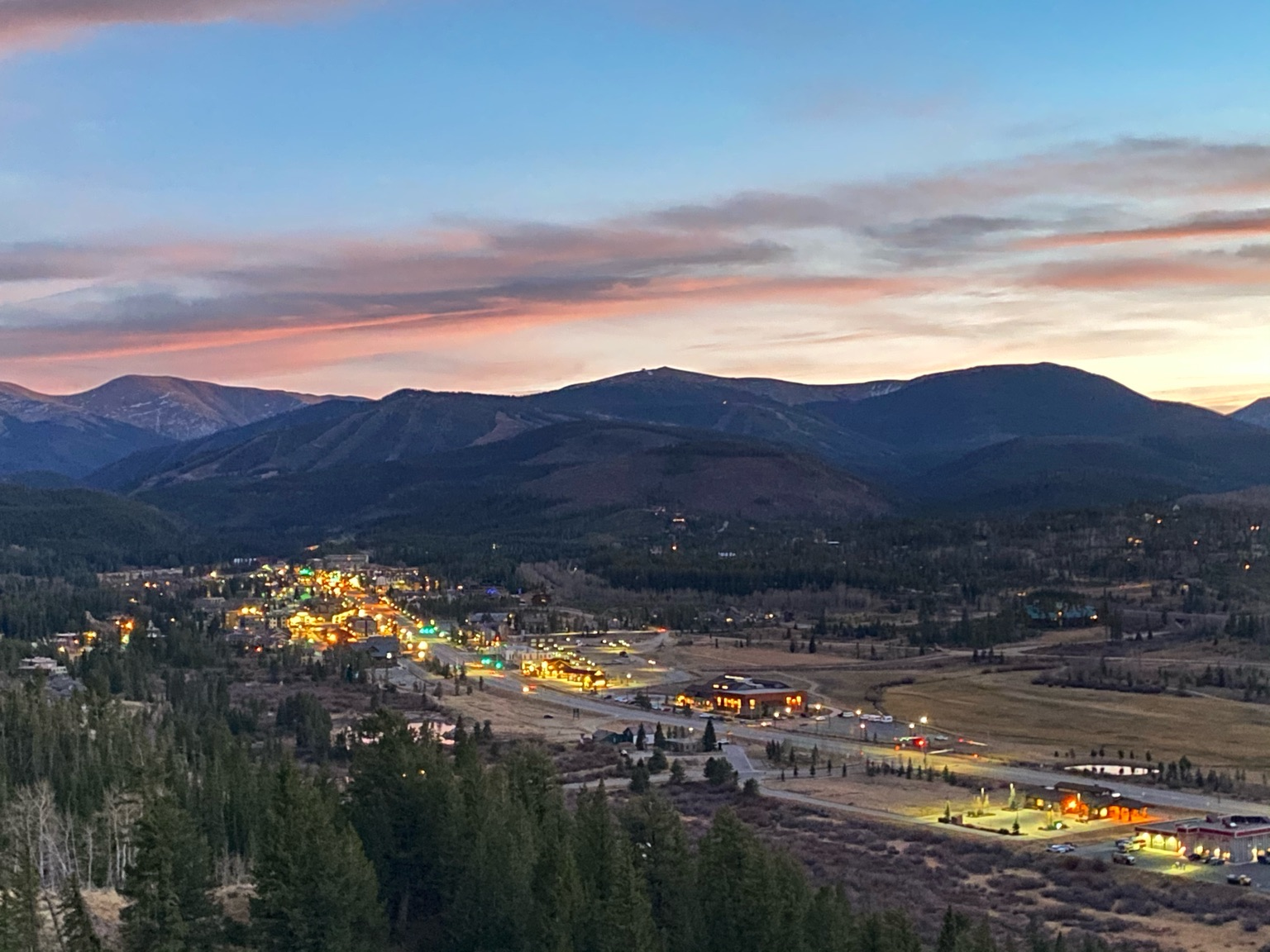 Imagen en tiempo de luz de las Montañas Rocosas y las luces del rancho.