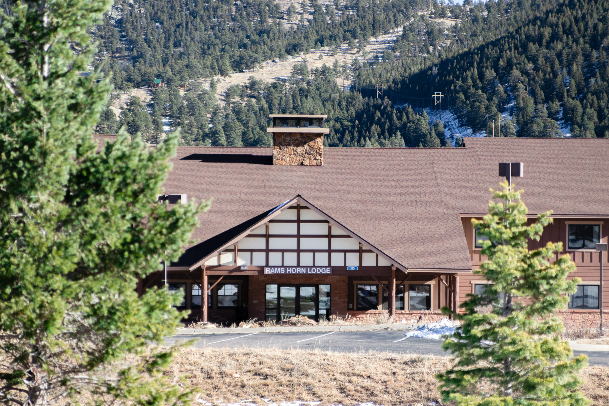 Exterior del albergue de cuerno de carnero