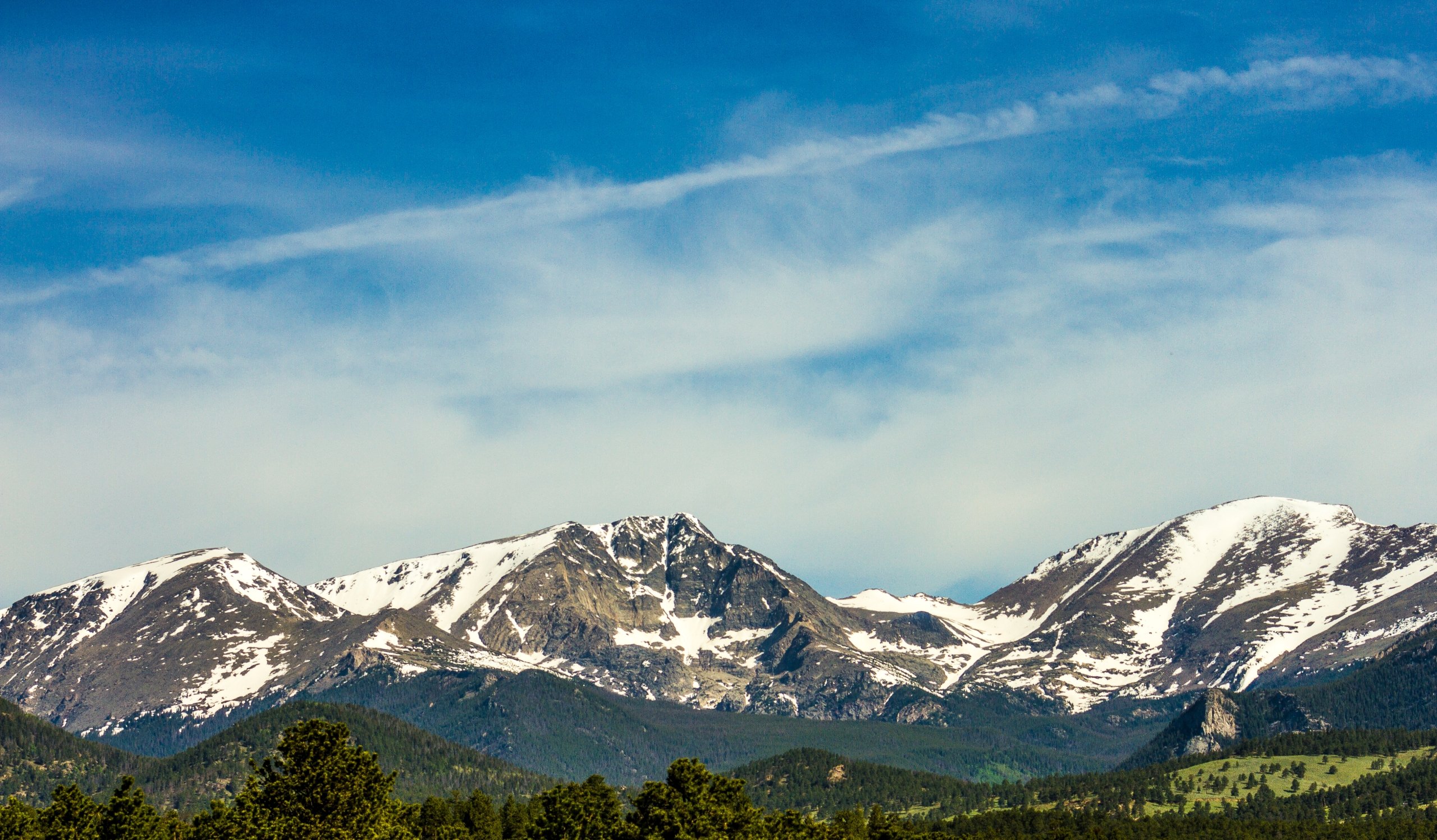 Una fotografía de archivo de montañas nevadas.