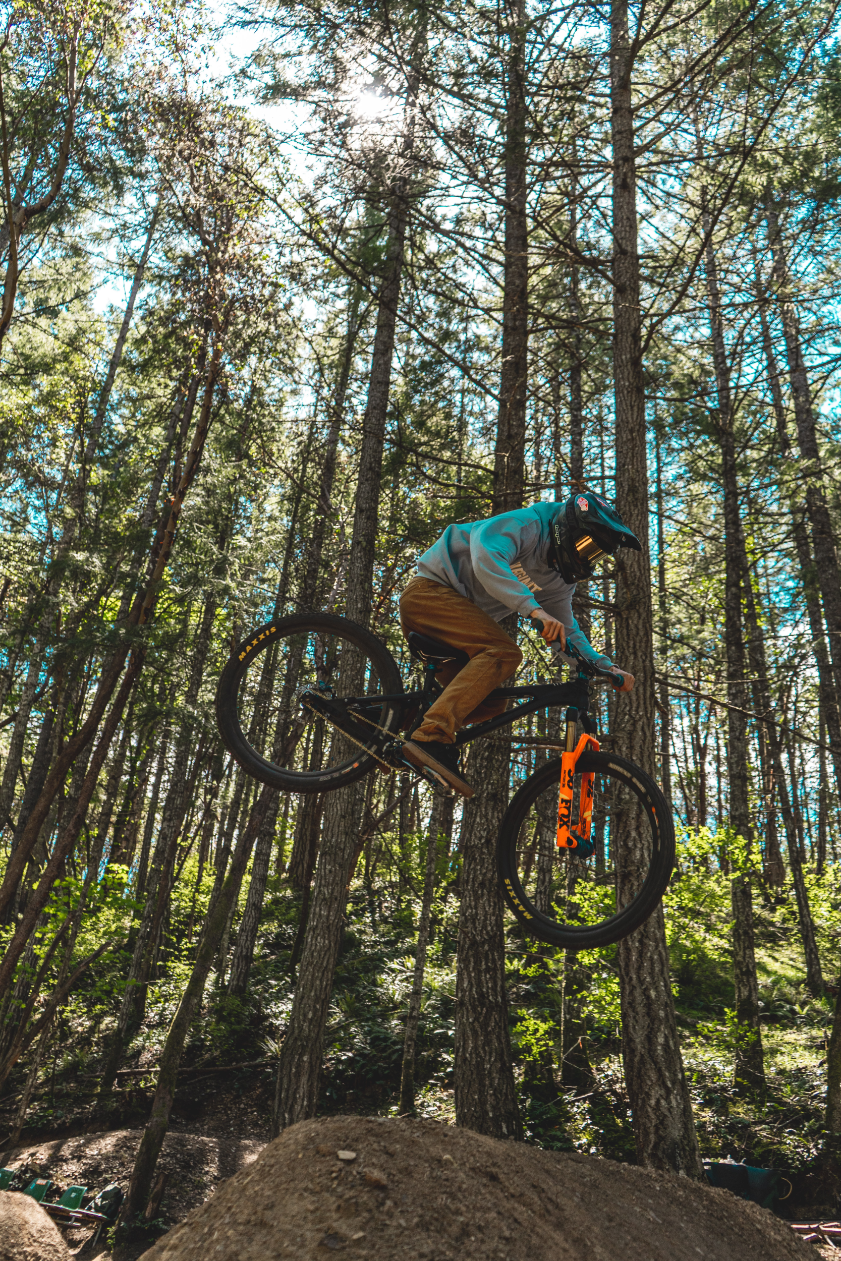 hombre en bicicleta de montaña