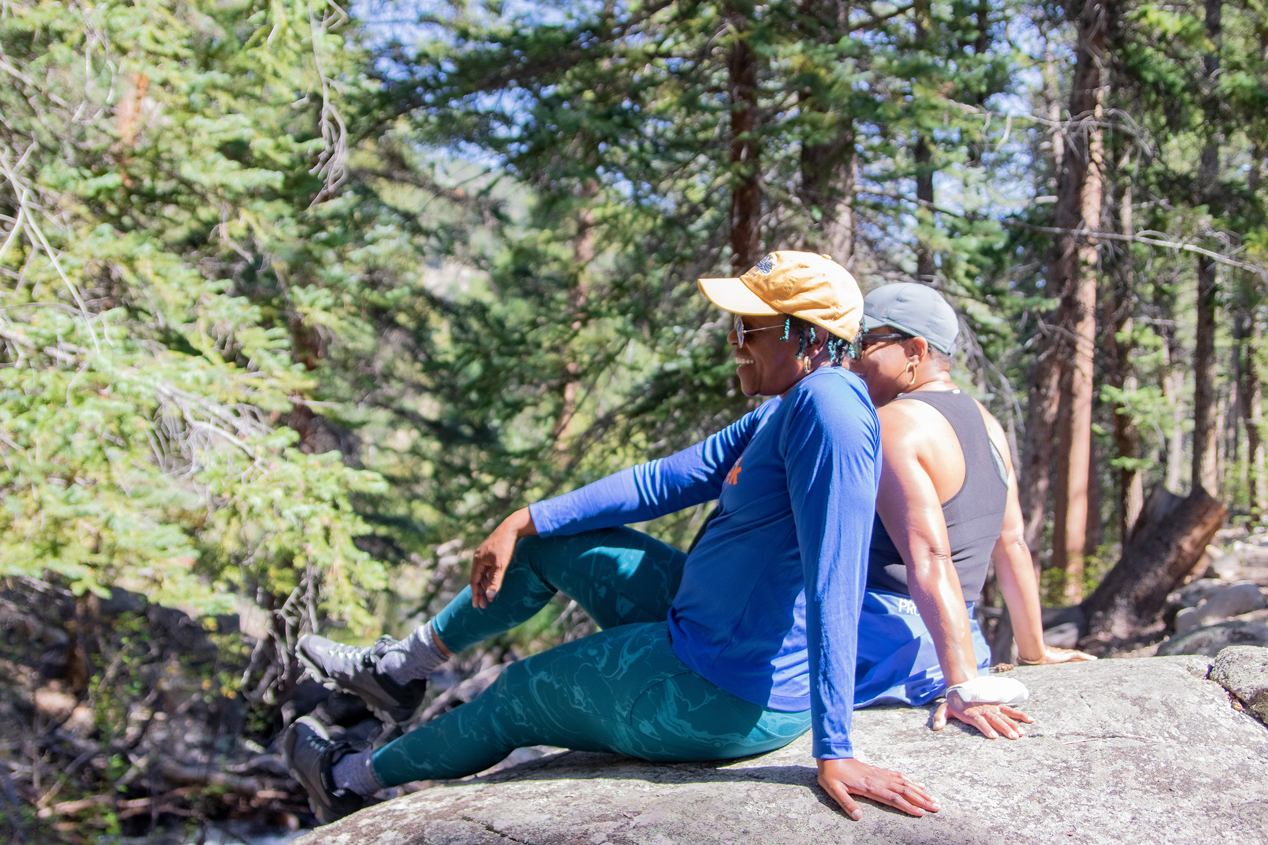 Dos mujeres sentadas afuera en la naturaleza